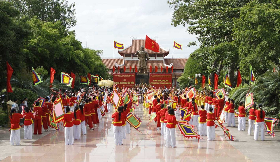Lễ dâng hương, dâng hoa, dâng trống tại Bảo tàng Quang Trung, huyện Tây Sơn (Bình Định), trong khuôn khổ Liên hoan Quốc tế Võ cổ truyền Việt Nam lần thứ tư. (Ảnh: Thanh Tùng/TTXVN)