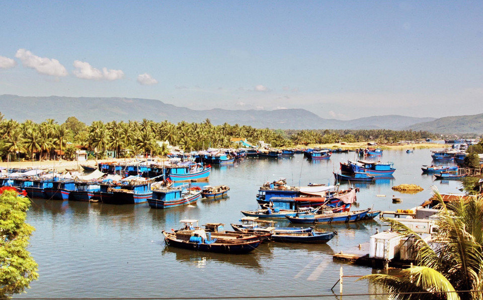 Khu neo đậu tàu thuyền tránh bão và dịch vụ hậu cần nghề cá Tam Quan, huyện Hoài Nhơn (Bình Định). (Ảnh: Thanh Long/TTXVN)