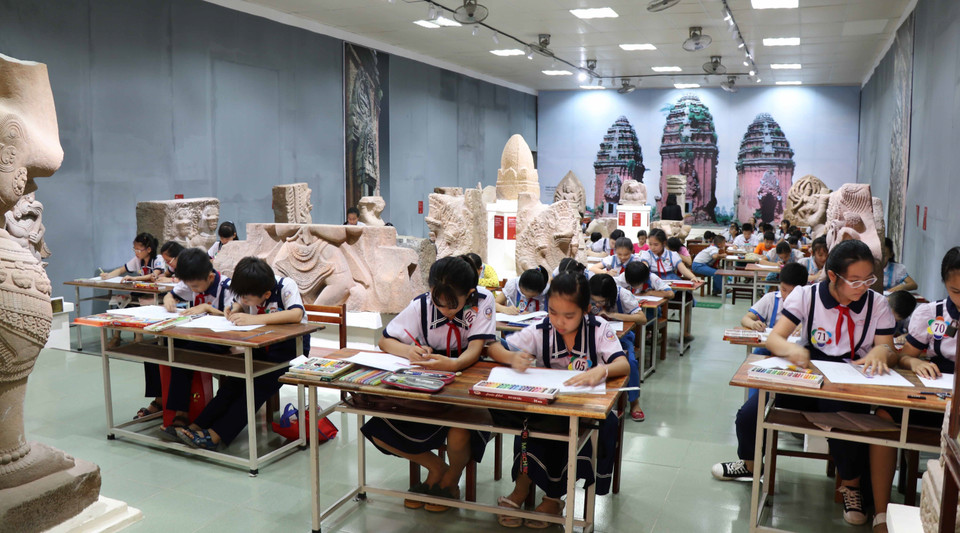 Thiếu nhi Bình Định tham dự cuộc thi Họa sỹ nhí với Bảo tàng Bình Định. (Ảnh: Phạm Kha/TTXVN)