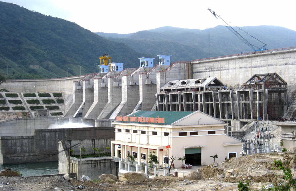  Thi công công trình thuỷ lợi Định Bình ở thượng nguồn sông Kôn, xã Vĩnh Hảo, huyện Vĩnh Thạnh (Bình Định). (Ảnh: Viết Ý/TTXVN)