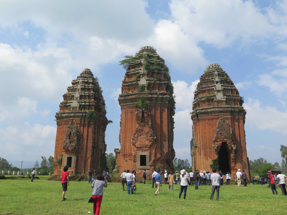 Tháp Dương Long, cụm tháp Champa có chiều cao lớn nhất Đông Nam Á, thuộc xã Bình Hòa, huyện Tây Sơn, tỉnh Bình Định được biết đến không chỉ ở chiều cao đồ sộ mà còn ở phong cách kiến trúc độc đáo. Đây là một trong những tháp Chăm đẹp và có quy mô lớn nhất Việt Nam. (Ảnh: Phạm Kha/ TTXVN)