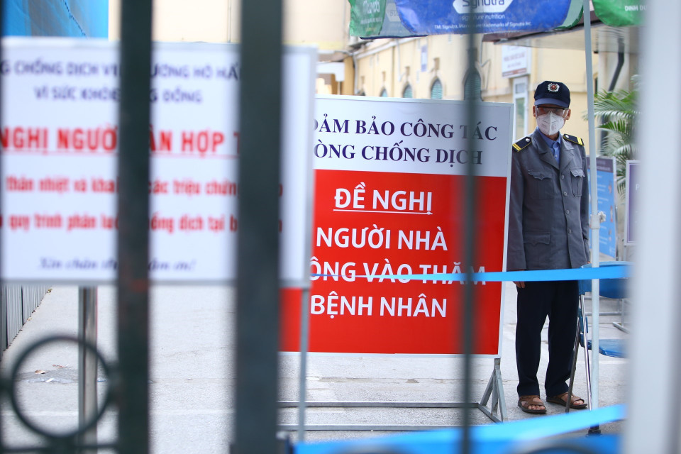 Cổng vào có thông báo không đề nghị người nhà không vào thăm bệnh nhân. (Ảnh: Minh Quyết/TTXVN)
