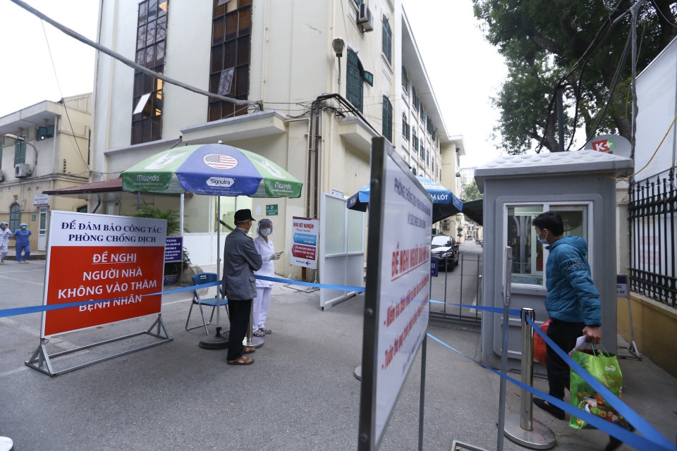 Người nhà của bệnh nhân chỉ được vào viện khi mang những đồ dùng thiết yếu. (Ảnh: Minh Quyết/TTXVN)