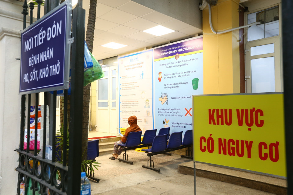 Khu khám phân luồng bệnh nhân khi có triệu chứng. (Ảnh: Minh Quyết/TTXVN)