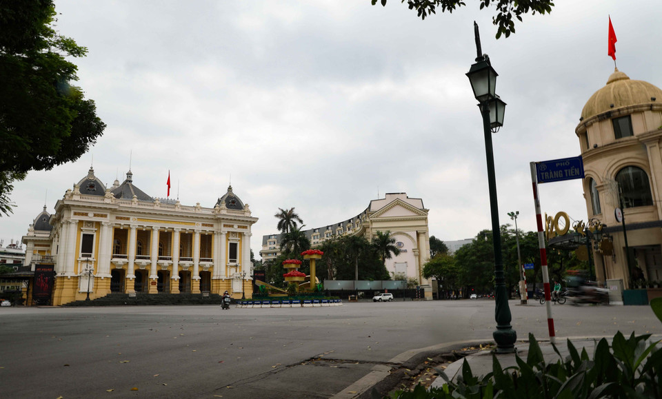 Quảng trường Cách Mạng Tháng 8 (Hà Nội) vắng vẻ, ít người qua lại. (Ảnh:TTXVN)