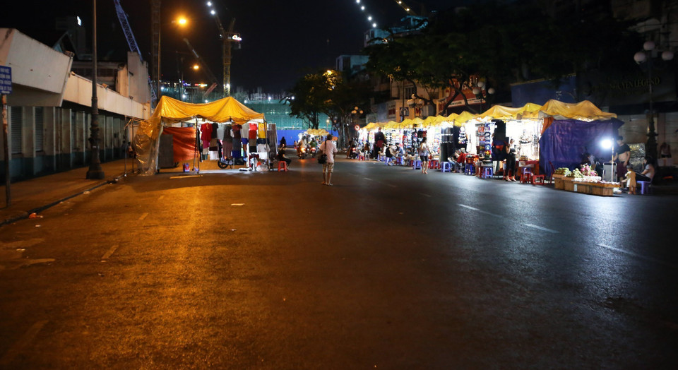 Khu vực chợ đêm Bến Thành, nơi sầm uất nhất tại quận 1 (TPHCM) trở nên vắng vẻ. (Ảnh:TTXVN)