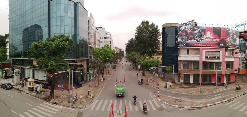 Nhiều tuyến phố Hà Nội thưa vắng. (Ảnh:TTXVN)