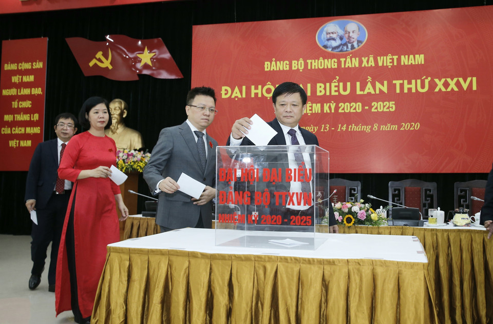 Đại biểu bỏ phiếu giới thiệu chức danh Bí thư Đảng ủy TTXVN khóa XXVI, nhiệm kỳ 2020-2025. (Ảnh: Doãn Tấn/TTXVN)