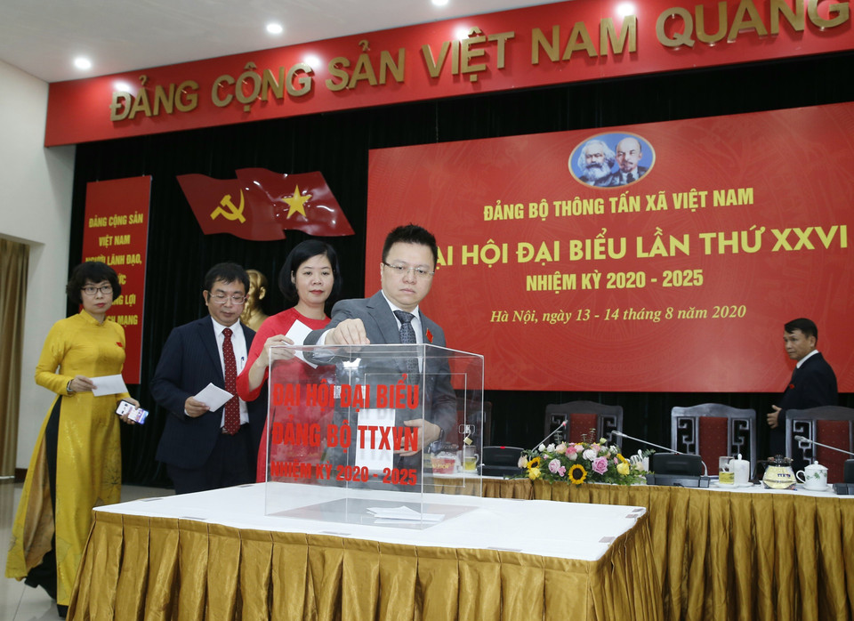 Đại biểu bỏ phiếu giới thiệu chức danh Bí thư Đảng ủy TTXVN khóa XXVI, nhiệm kỳ 2020-2025. (Ảnh: Doãn Tấn/TTXVN)