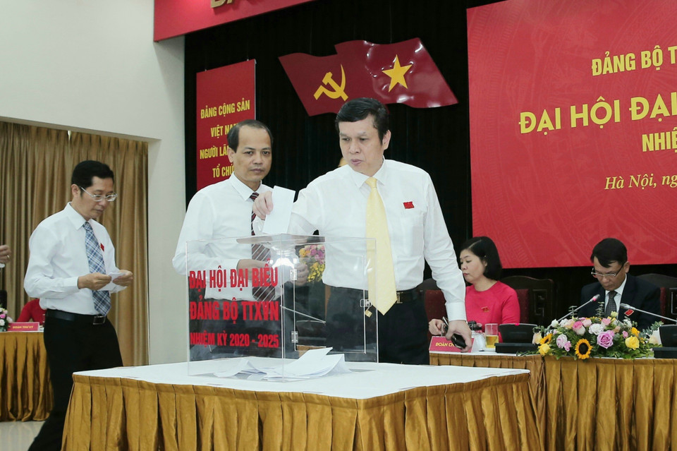 Đại biểu bỏ phiếu giới thiệu chức danh Bí thư Đảng ủy TTXVN khóa XXVI, nhiệm kỳ 2020-2025. (Ảnh: Doãn Tấn/TTXVN)