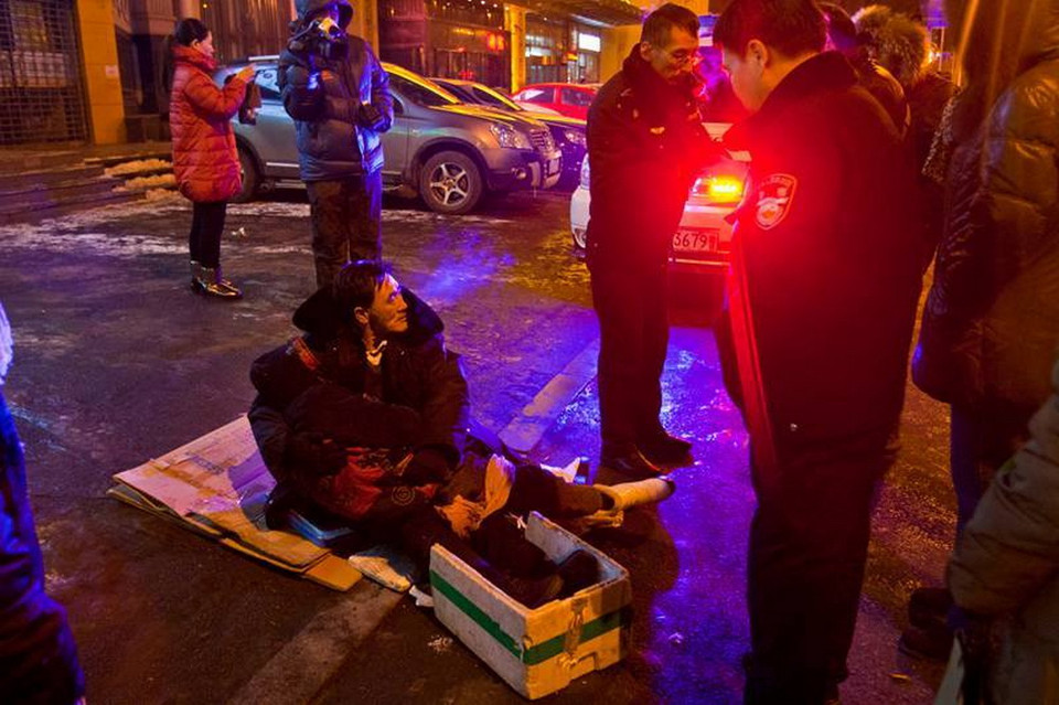 Rất nhiều người ông khuyên đưa vợ về nhà. (Nguồn: CCTVNews)