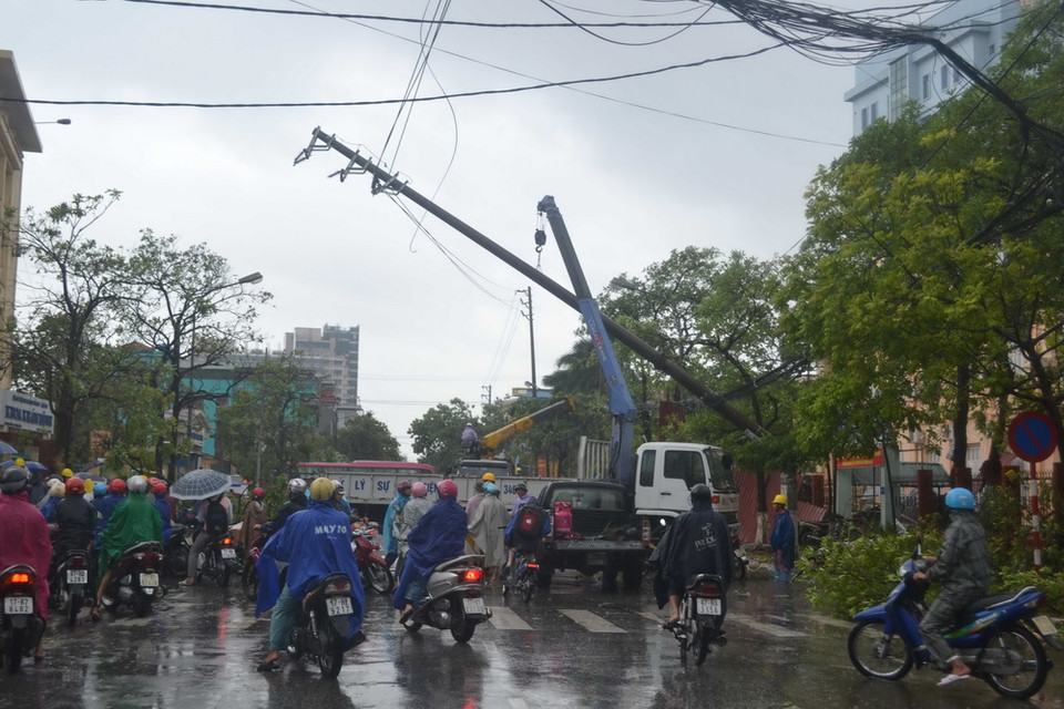 Cột điện trước cổng trường Đại học Y dược Thái Bình bị đổ gục. (Ảnh: Thu Hoài/TTXVN)
