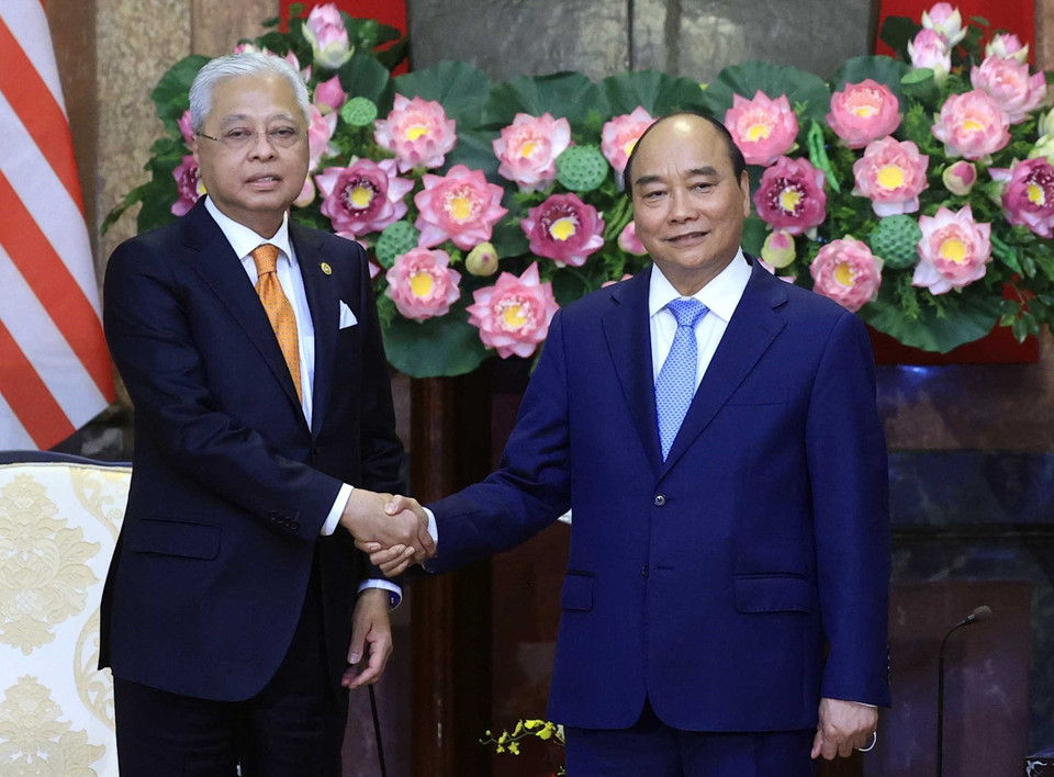 Chủ tịch nước Nguyễn Xuân Phúc chụp ảnh chung với Thủ tướng Malaysia Ismail Sabri Yaakob. (Ảnh: Thống Nhất/TTXVN)