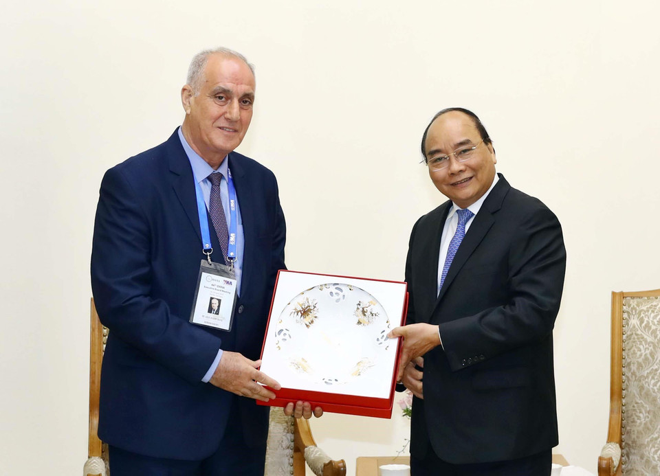  Thủ tướng Nguyễn Xuân Phúc tặng quà lưu niệm cho Ngài Aslan Aslanov, Chủ tịch OANA, Tổng giám đốc hãng Thông tấn AZERTAC (Azerbaijan) tại buổi tiếp. (Ảnh: Thống Nhất/TTXVN)