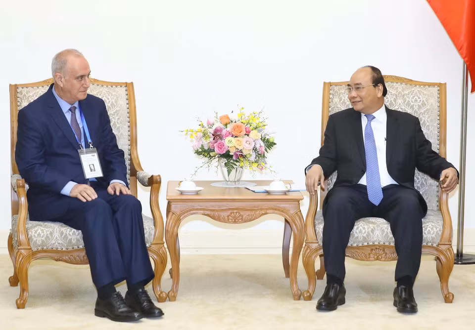 Thủ tướng Nguyễn Xuân Phúc và Ngài Aslan Aslanov, Chủ tịch OANA, Tổng giám đốc hãng Thông tấn AZERTAC (Azerbaijan) tại buổi tiếp. (Ảnh: Thống Nhất/TTXVN)