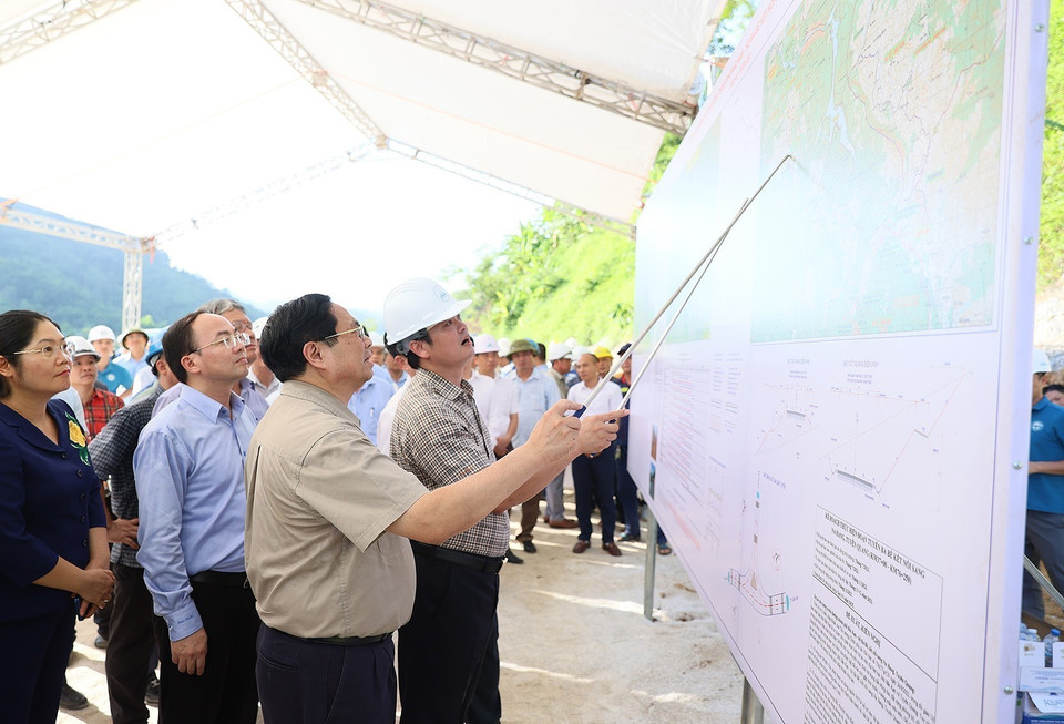 Thủ tướng Phạm Minh Chính xem bản đồ hướng tuyến Đường bộ Cao tốc thành phố Bắc Kạn-Ba Bể kết nối với Na Hang, Tuyên Quang. (Ảnh: Dương Giang/TTXVN)