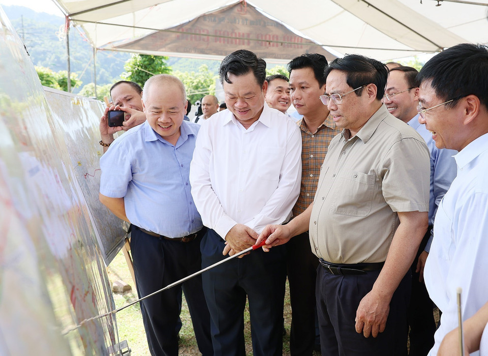 Thủ tướng Phạm Minh Chính khảo sát tuyến Đường bộ Cao tốc Chợ Mới-thành phố Bắc Kạn. (Ảnh: Dương Giang/TTXVN)