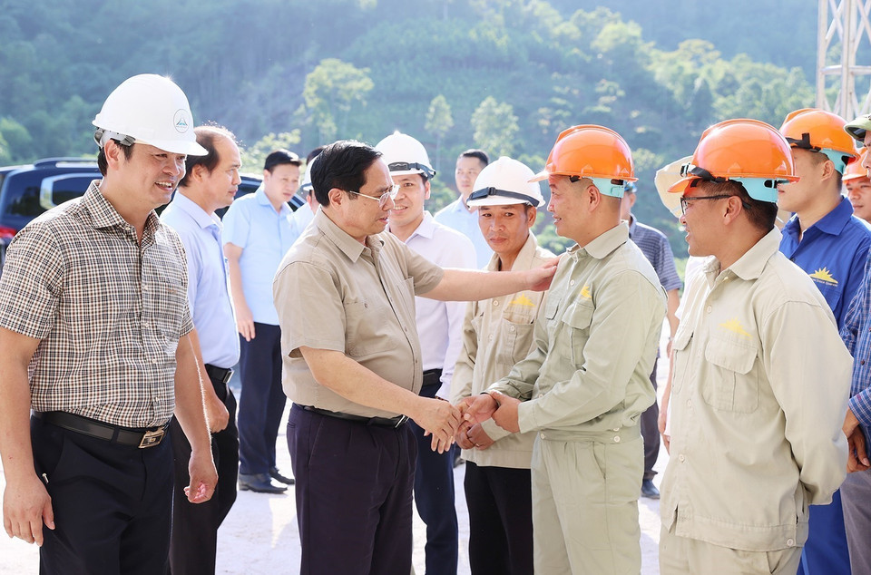 Thủ tướng Phạm Minh Chính gặp gỡ công nhân xây dựng. (Ảnh: Dương Giang/TTXVN)