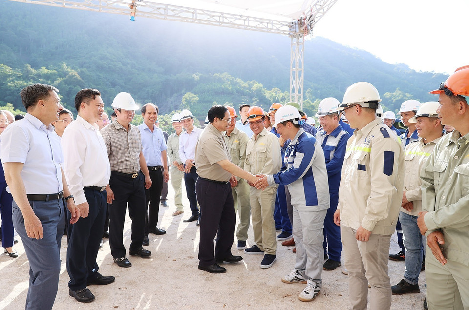 Thủ tướng Phạm Minh Chính gặp gỡ công nhân xây dựng tuyến Đường bộ Cao tốc thành phố Bắc Kạn-Ba Bể kết nối với Na Hang, Tuyên Quang. (Ảnh: Dương Giang/TTXVN)