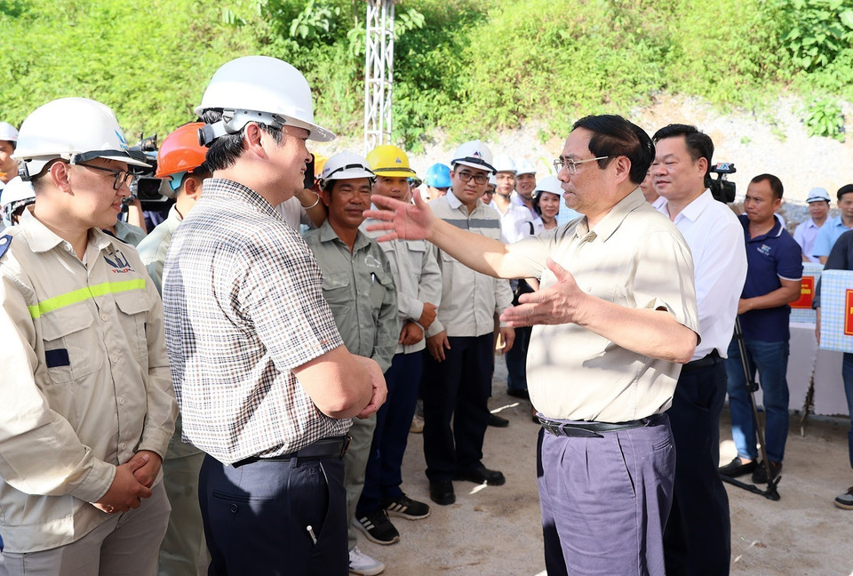 Thủ tướng Phạm Minh Chính động viên, giao nhiệm vụ cho đơn vị thi công tuyến Đường bộ Cao tốc thành phố Bắc Kạn-Ba Bể kết nối với Na Hang, Tuyên Quang. (Ảnh: Dương Giang/TTXVN)(Ảnh: Dương Giang/TTXVN)