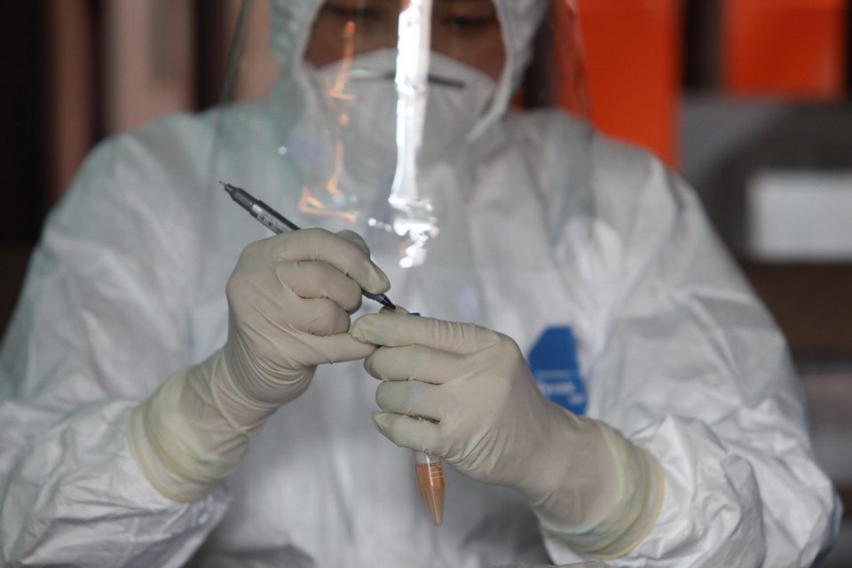 Lấy mẫu xét nghiệm người dân, người lao động thường trú và tạm trú tại tổ dân phố My Điền 1. (Ảnh: Danh Lam/TTXVN)