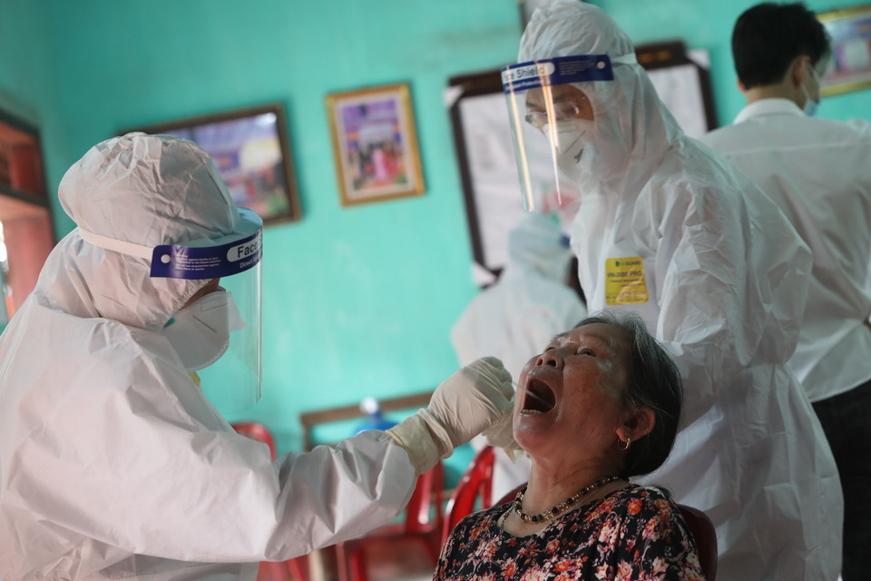 Lấy mẫu xét nghiệm người dân, người lao động thường trú và tạm trú tại tổ dân phố My Điền 1. (Ảnh: Danh Lam/TTXVN)