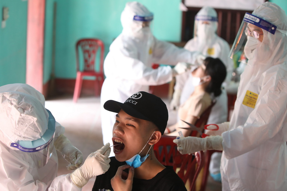 Lấy mẫu xét nghiệm người dân, người lao động thường trú và tạm trú tại tổ dân phố My Điền 1. (Ảnh: Danh Lam/TTXVN)