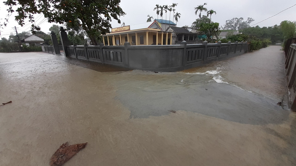 Nhiều con đường trên thôn Xuân Tùy bị ngập lụt nguy hiểm. (Ảnh: Mai Trang/TTXVN)