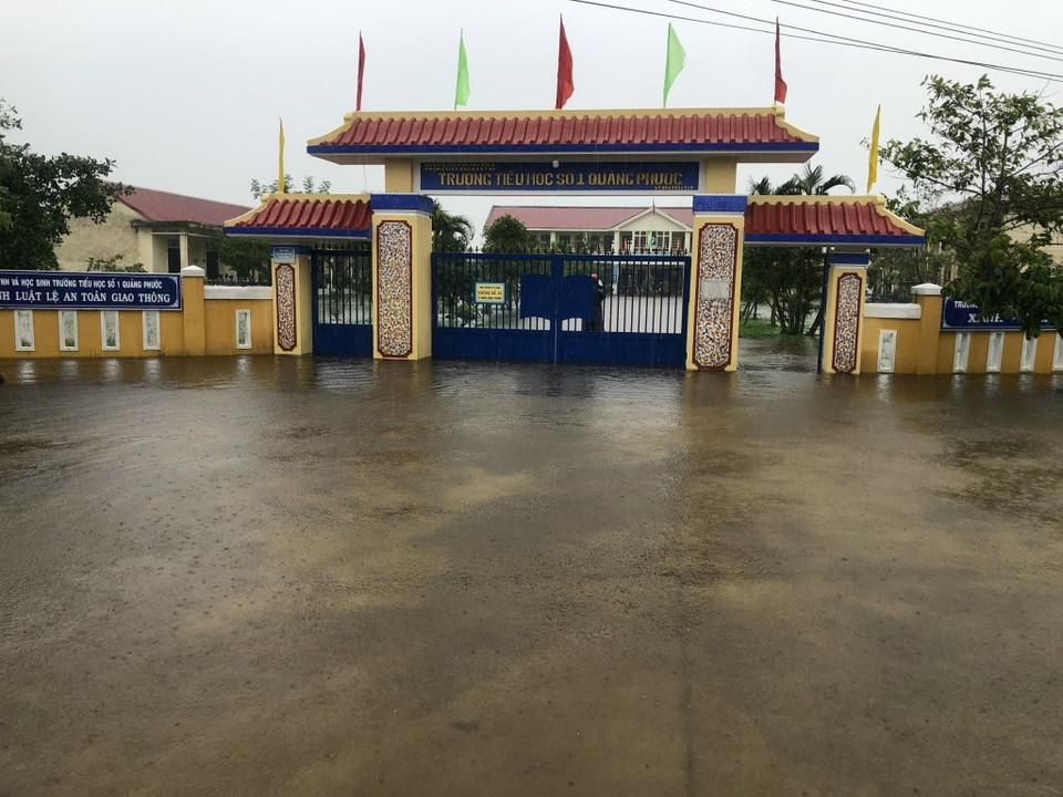 Học sinh trường học tại xã Quảng Phước (huyện Quảng Điền) nghỉ học từ chiều 14/10 để đảm bảo an toàn. (Ảnh: TTXVN phát)