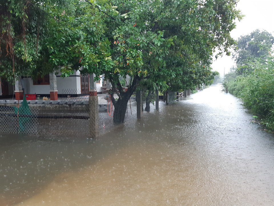 Nhiều nhà dân vùng thấp trũng của tỉnh Thừa Thiên-Huế bị nước lũ bao quanh. (Ảnh: Mai Trang/TTXVN)