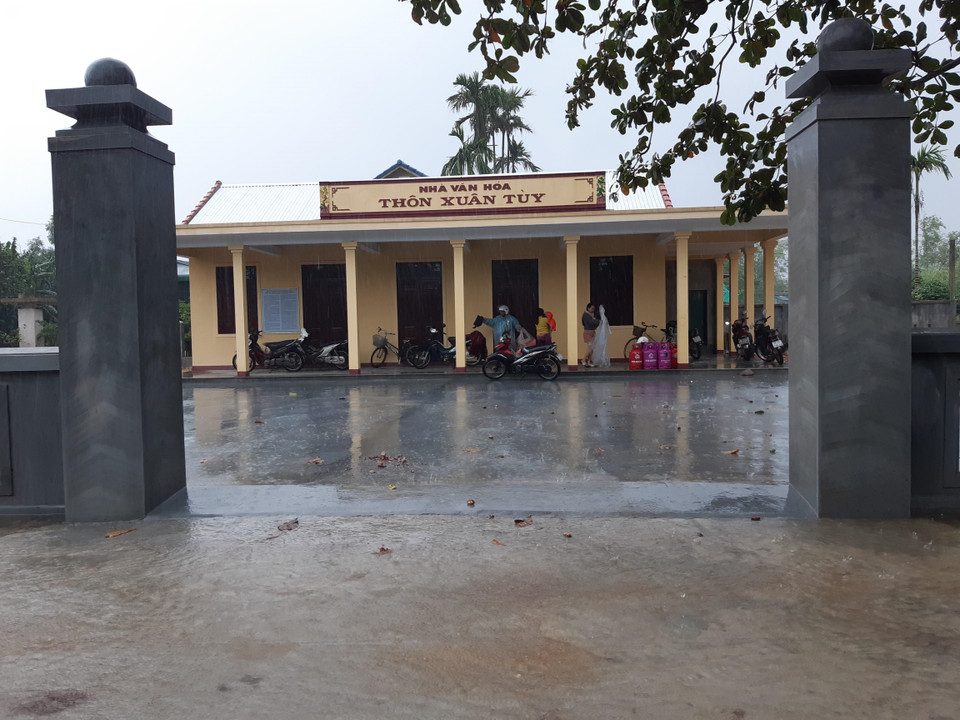 Nhiều người dân được sơ tán đến nhà văn hóa, nơi cao ráo để đảm bảo an toàn, tránh nước lụt. (Ảnh: Mai Trang/TTXVN)