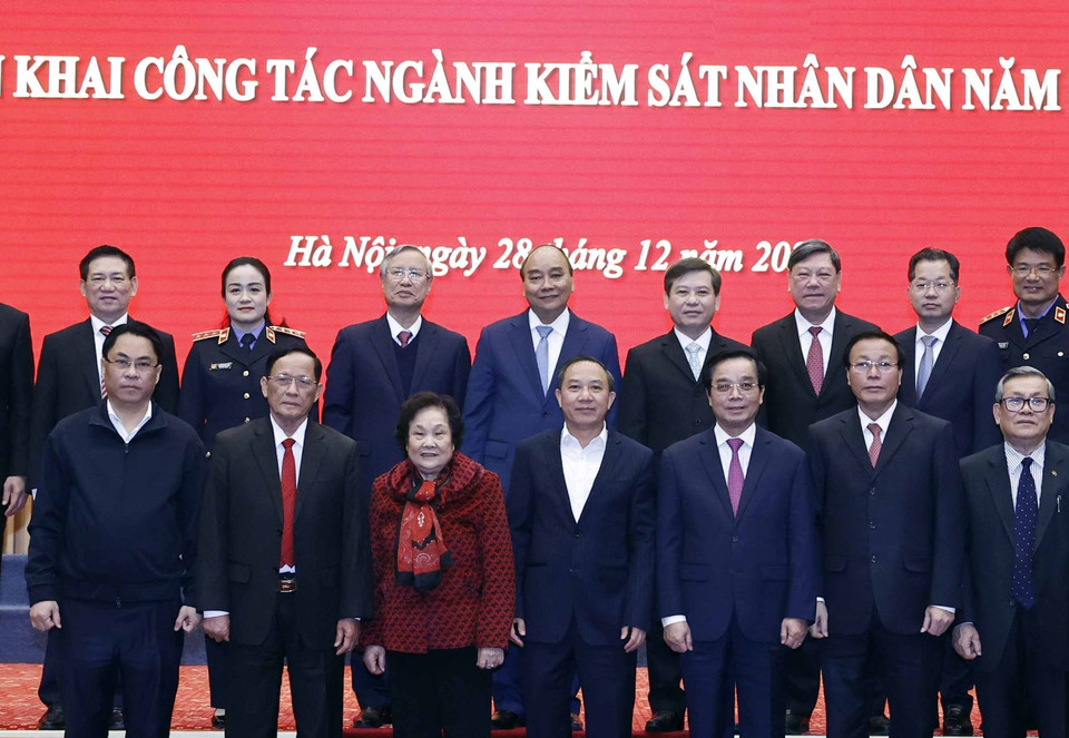 Chủ tịch nước Nguyễn Xuân Phúc với các đại biểu dự Hội nghị triển khai công tác ngành kiểm sát nhân dân năm 2023. (Ảnh: Thống Nhất/TTXVN)