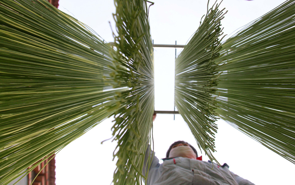 Người dân phơi mỳ tại Tân Châu, tỉnh Sơn Đông, Trung Quốc, ngày 29/1/2019. (Ảnh: THX/ TTXVN)