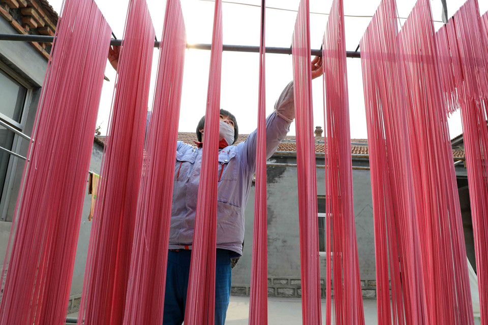 Người dân phơi mỳ tại Tân Châu, tỉnh Sơn Đông, Trung Quốc, ngày 29/1/2019. (Ảnh: THX/ TTXVN)