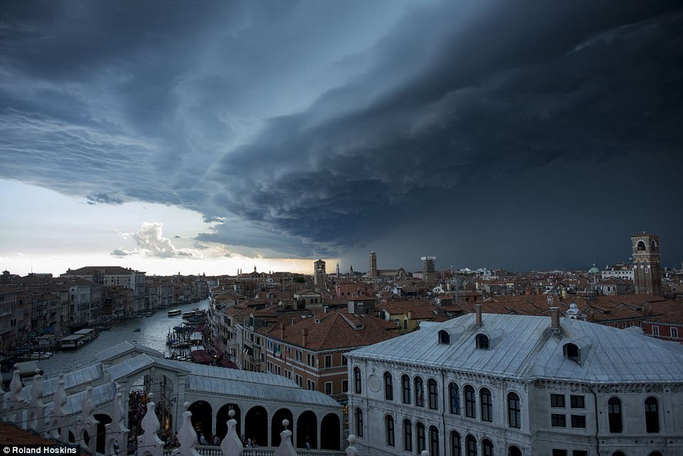 Một cơn mưa lớn trút xuống thành phố không lâu sau đó. (Nguồn: Roland Hoskins)