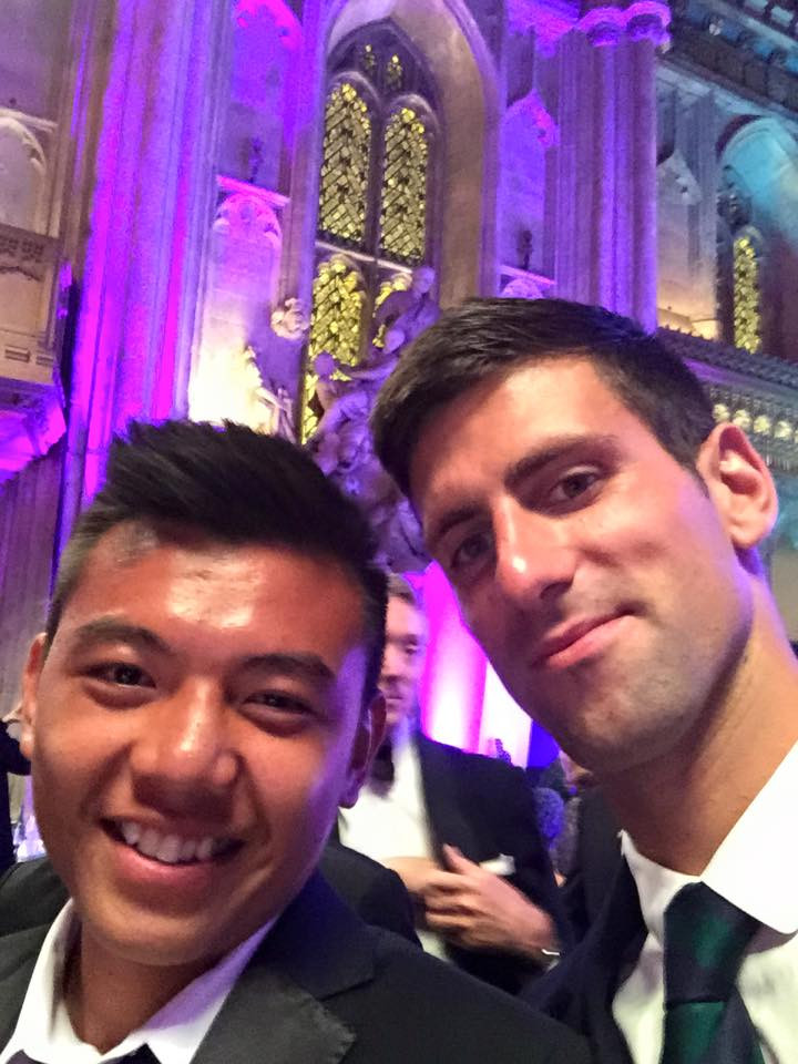 Tay vợt của Việt Nam chụp ảnh chung cùng Novak Djokovic, nhà vô địch đơn nam. (Nguồn: Facebook Lý Hoàng Nam)
