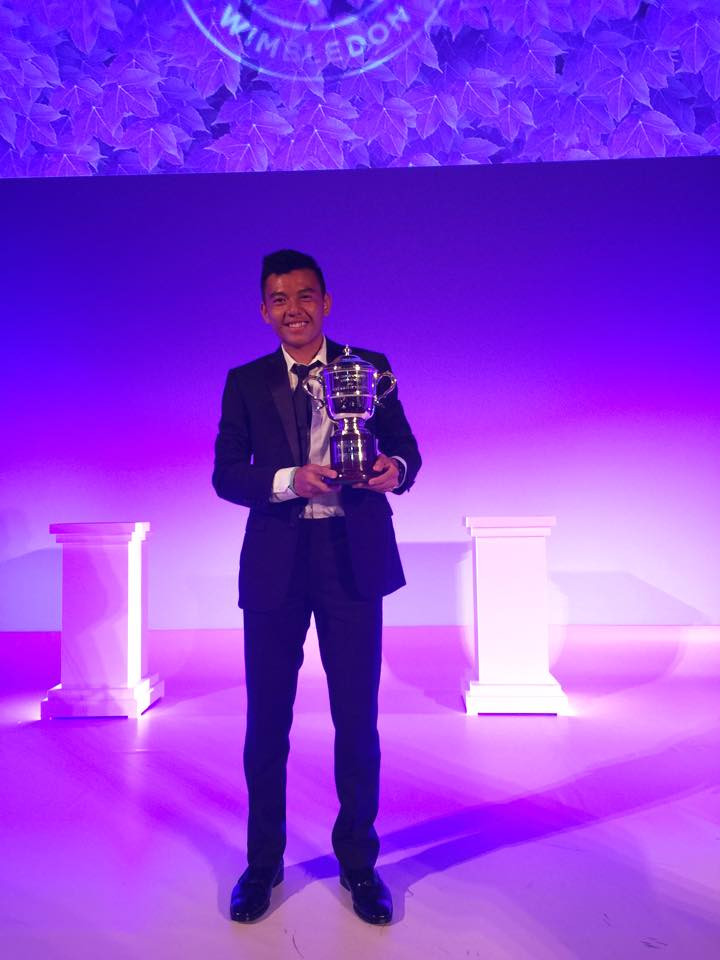 Sau chiến công giành chức vô địch đôi nam trẻ Wimbledon, tay vợt Lý Hoàng Nam đã được ban tổ chức mời dự buổi tiệc dành cho các nhà vô địch giải đấu, bên cạnh những nhà vô địch đơn như Novak Djokovic, Serena Williams. Lý Hoàng Nam sau đó đã chia sẻ hình ảnh buổi dạ tiệc trên Facebook của mình (Nguồn: Facebook Lý Hoàng Nam)