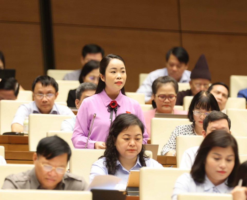 Đại biểu Quốc hội tỉnh Yên Bái Triệu Thị Huyền đặt câu hỏi chất vấn. (Ảnh: Phương Hoa/TTXVN)