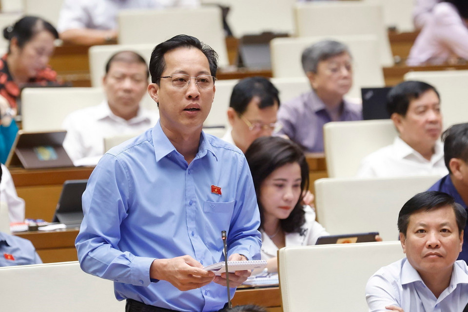 Đại biểu Quốc hội tỉnh Vĩnh Long Trịnh Minh Bình đặt câu hỏi chất vấn. (Ảnh: Doãn Tấn/TTXVN)