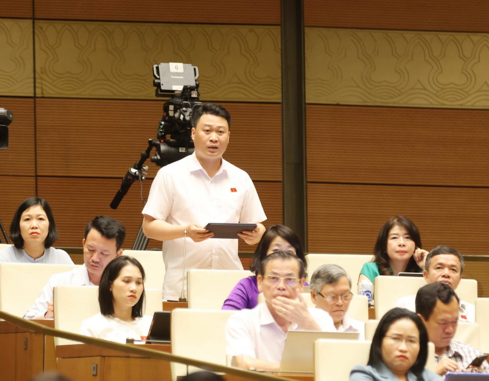 Đại biểu Quốc hội tỉnh Lào Cai Hà Đức Minh đặt câu hỏi chất vấn. (Ảnh: Phương Hoa/TTXVN)