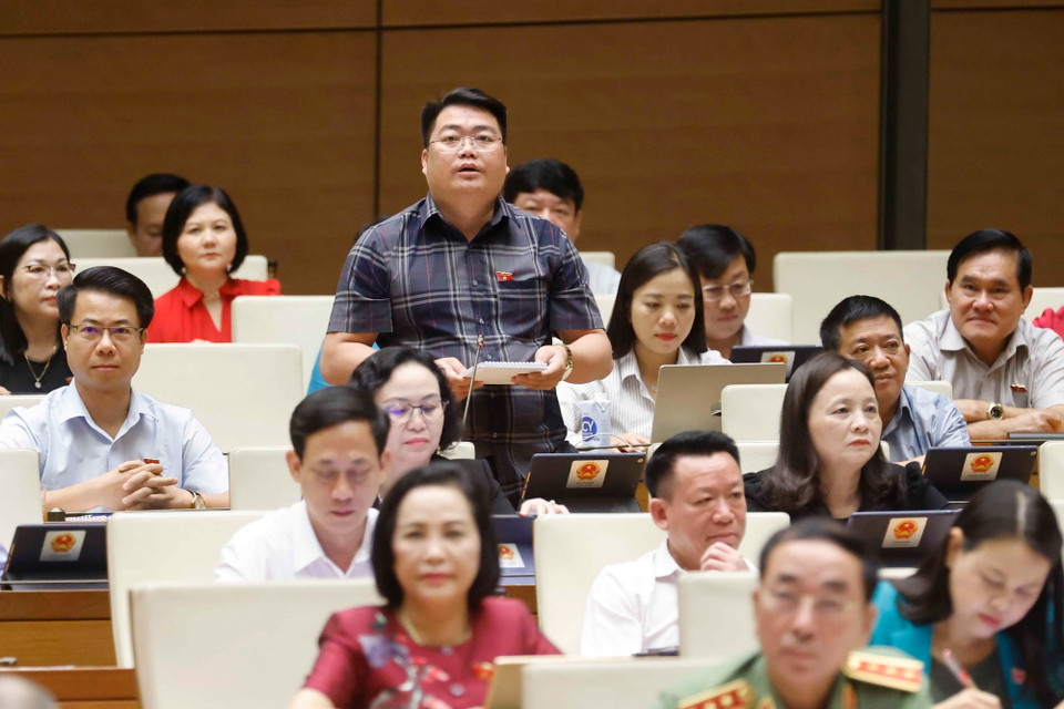 Đại biểu Quốc hội tỉnh Lai Châu Tao Văn Giót đặt câu hỏi chất vấn. (Ảnh: Doãn Tấn/TTXVN)