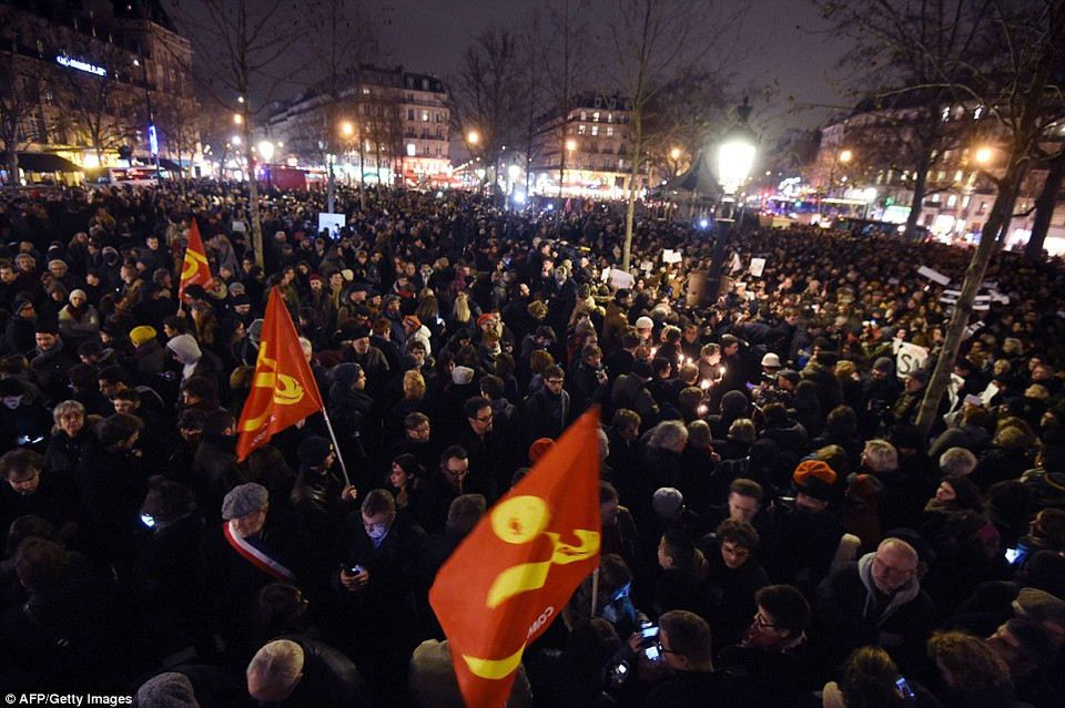 Hàng trăm người tập hợp lại ở Place de la Republique tại trung tâm thủ đô Paris. Những cuộc tụ họp tương tự cũng được tổ chức ở Rennes.