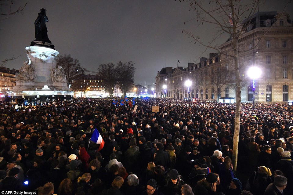 Nhiều người mang cờ Pháp tại Place de la Republique ở Paris