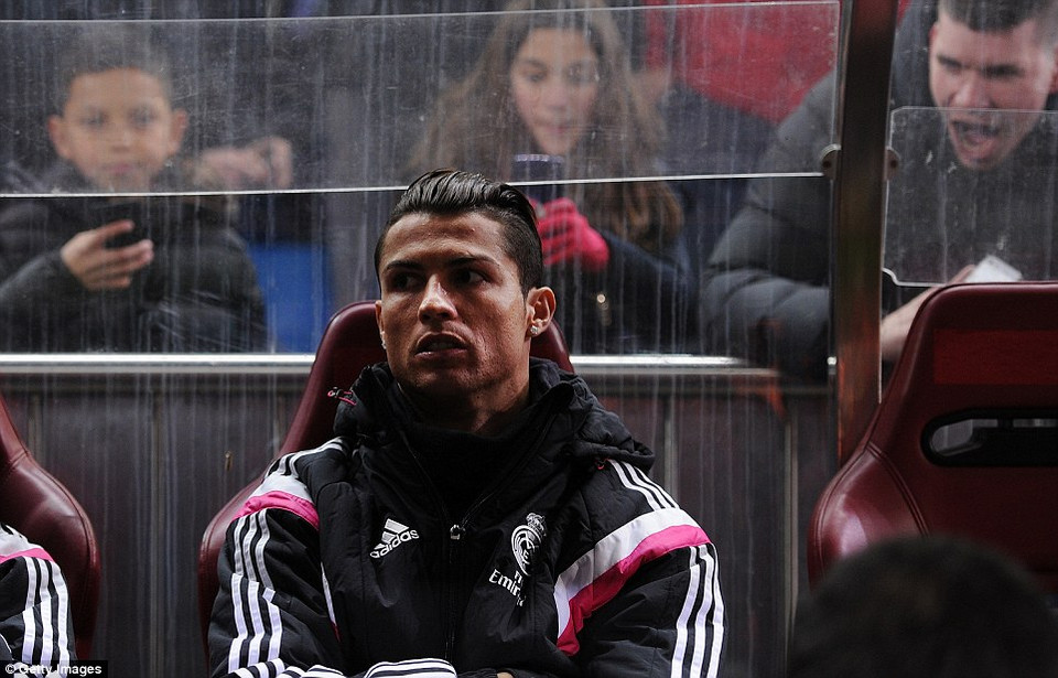 Ronaldo không có tên trong đội hình chính.