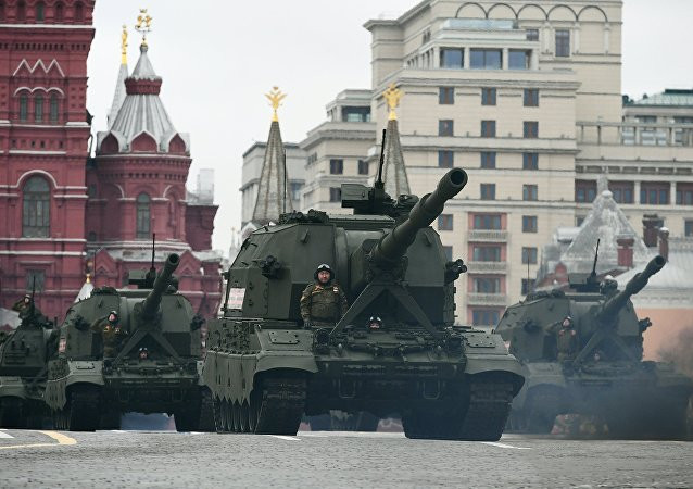 Đội ngũ pháo binh giới thiệu tổ hợp pháo liên hoàn mới nhất Koalitsiya-SV và bức kích pháo tự hành 152 mm MSTA-S. (Nguồn: Sputnik)