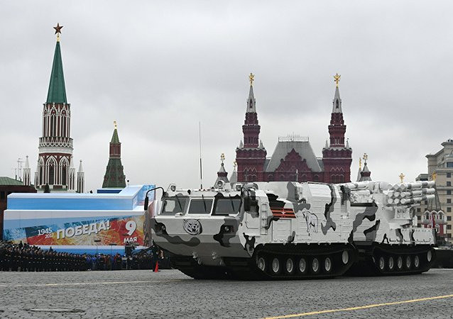 Tổ hợp tên lửa phòng không Tor-M2DT và hệ thống pháo-tên lửa chống máy bay Pantsir-SA trên cơ sở xe địa hình hai bánh xích. (Nguồn: Sputnik)