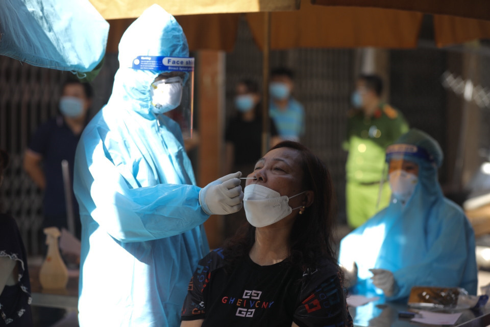 Thành phố Hà Nội tiếp tục triển khai kế hoạch xét nghiệm sàng lọc diện rộng có trọng điểm phát hiện SARS-COV-2 trên địa bàn toàn thành phố giai đoạn 2 từ ngày 31/8 đến ngày 4/9/2021. (Ảnh: Minh Quyết/TTXVN)