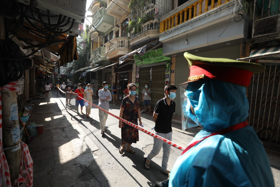 Người dân sống trong ngõ 495 Bạch Mai đến lấy mẫu xét nghiệm COVID-19. (Ảnh: Minh Quyết/TTXVN)