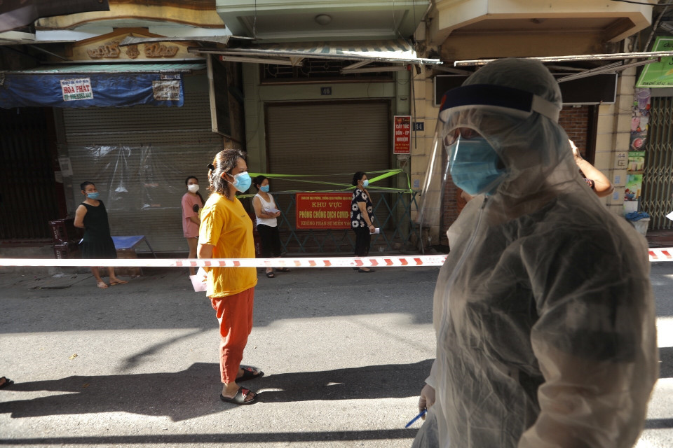 Hà Nội hiện vẫn ghi nhận số ca mắc mới COVID-19 ở mức cao, đặc biệt có nhiều chùm ca bệnh phức tạp với số lượng ca mắc lớn, nhiều ca bệnh chưa xác định được nguồn lây. (Ảnh: Minh Quyết/TTXVN)