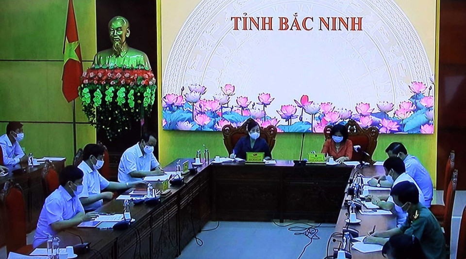 Lãnh đạo tỉnh Bắc Ninh tham dự cuộc họp trực tuyến với Thường trực Ban Chỉ đạo Quốc gia phòng, chống dịch COVID-19. (Ảnh: Phạm Kiên/TTXVN)